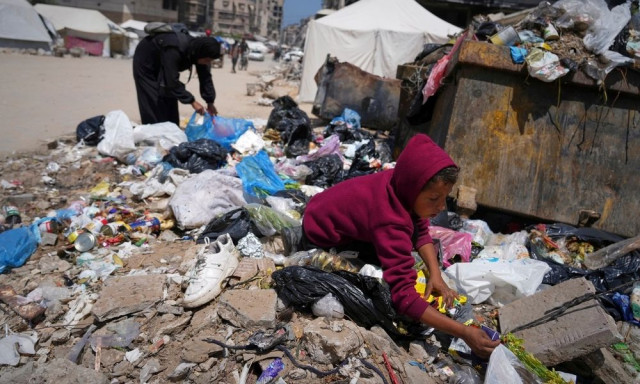 Γάζα: Παιδιά ψάχνουν για φαγητό στα σκουπίδια - Βίντεο «γροθιά στο στομάχι»