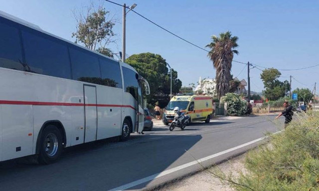 Τροχαίο ατύχημα στην Αρτέμιδα: Σχολικό πούλμαν συγκρούστηκε με αυτοκίνητο - Εικόνες