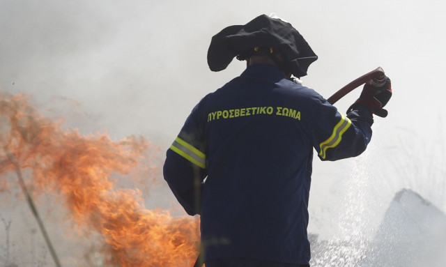 Φωτιά σε οικοπεδικό χώρο στην Αρτέμιδα