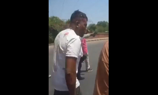 Air India: Απίστευτο βίντεο - Ο μοναδικός επιζών της τραγωδίας πάει περπατώντας στο ασθενοφόρο