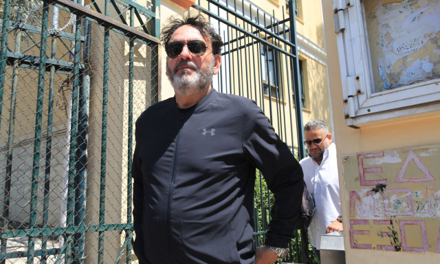 Στην Ευελπίδων ο Στάθης Αγγελόπουλος - Ξεκινά η δίκη του για ενδοοικογενειακή βία