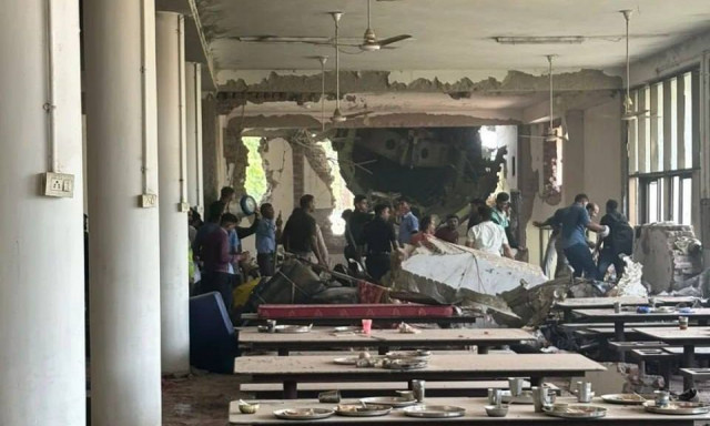 Συντριβή αεροσκάφους Air India: Εικόνες πανικού στον ξενώνα  - «Διασώσαμε πολλούς γιατρούς»