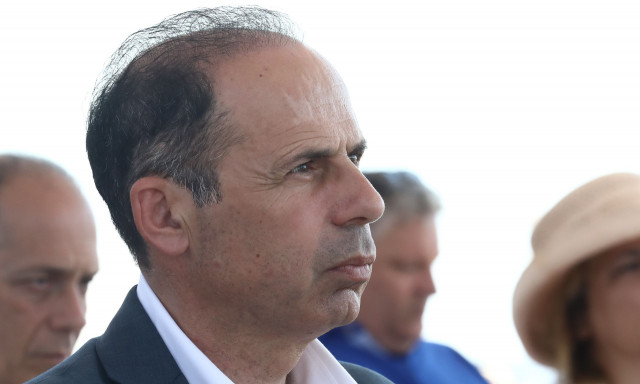 Απίστευτο περιστατικό: Πρώην δήμαρχος Ραφήνας κυνήγησε και κλώτσησε τον Ευάγγελο Μπουρνούς