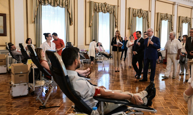 Εθελοντική αιμοδοσία στο Προεδρικό Μέγαρο - Το μήνυμα Τασούλα