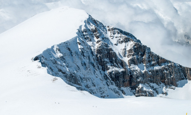 Καιρός: Μαγική εικόνα από το χιονισμένο αλπικό καταφύγιο του Ολύμπου