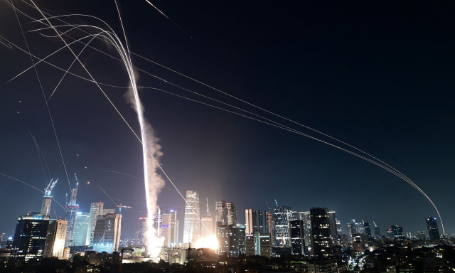 Ισραήλ – Ιράν: «Ακούσαμε όλα τα “μπουμ” από τις αναχαιτίσεις», λέει Ελληνίδα κάτοικος της Ιερουσαλήμ