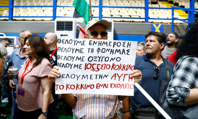 Εργαζόμενοι σε Αυγή και Κόκκινο «εισέβαλαν» στο συνέδριο του ΣΥΡΙΖΑ - «Φέρτε πίσω τα δεδουλευμένα»