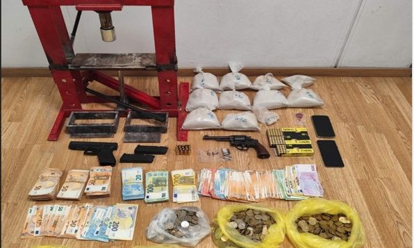 Μεγάλη αστυνομική επιχείρηση στη Δυτική Αττική: Κατασχέθηκαν όπλα και ναρκωτικά, 3 συλλήψεις