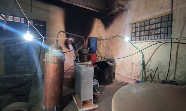 Κρήτη: Εντοπίστηκε παράνομο αποστακτήριο - Ο συλληφθείς κατείχε πιστόλι και σπαθί