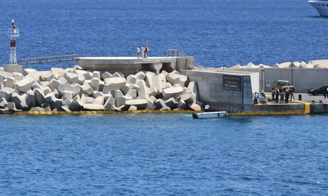 Βουλιαγμένη: Πραγματοποιήθηκε η ανέλκυση του ελικοπτέρου - Φωτογραφία