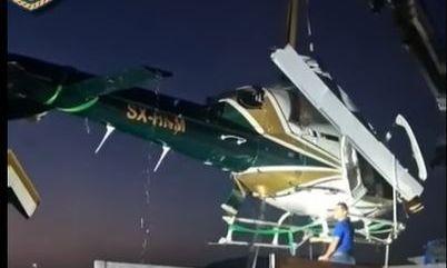 Βουλιαγμένη: Πώς έγινε η ανέλκυση του ελικοπτέρου που συνετρίβη στη μαρίνα - Δείτε το βίντεο