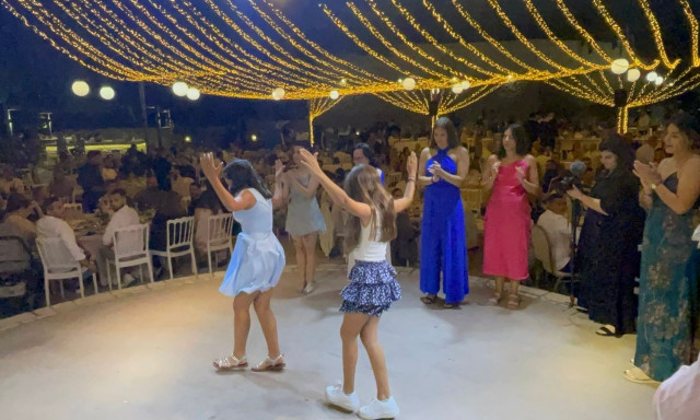 Ρέθυμνο: Τα μικρά κοριτσάκια που βγήκαν στην πίστα και «έκλεψαν την παράσταση» στον χθεσινό γάμο