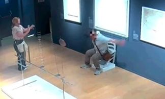 Ιταλία: Τουρίστες έσπασαν την «καρέκλα του Βαν Γκογκ» σε μουσείο στη Βερόνα - Δείτε βίντεο