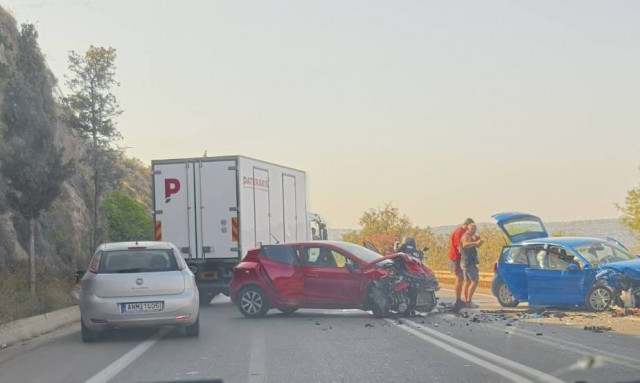 Σοβαρό τροχαίο στα Χανιά: Συγκρούστηκαν δύο οχήματα - Προσπάθειες απεγκλωβισμού δύο ατόμων