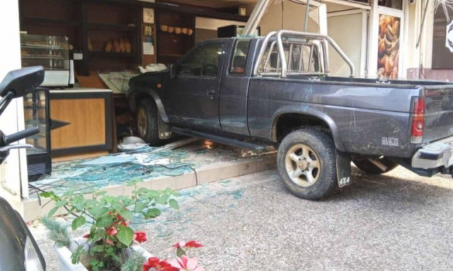 Αγρίνιο: Ηλικιωμένος «μπούκαρε» με το όχημά του σε φούρνο - Από θαύμα αποφεύχθηκε τραγωδία