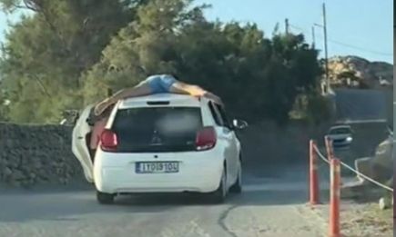 Μύκονος: Νεαρός παίζει τη ζωή του «κορώνα γράμματα» ξαπλωμένος στην οροφή αυτοκινήτου