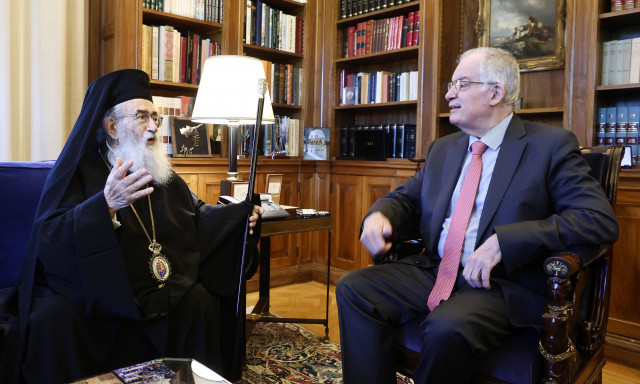 Πρόσκληση του Αρχιεπισκόπου Σινά Δαμιανού στον Πρόεδρο Τασούλα για το πανηγύρι της Μονής Σινά