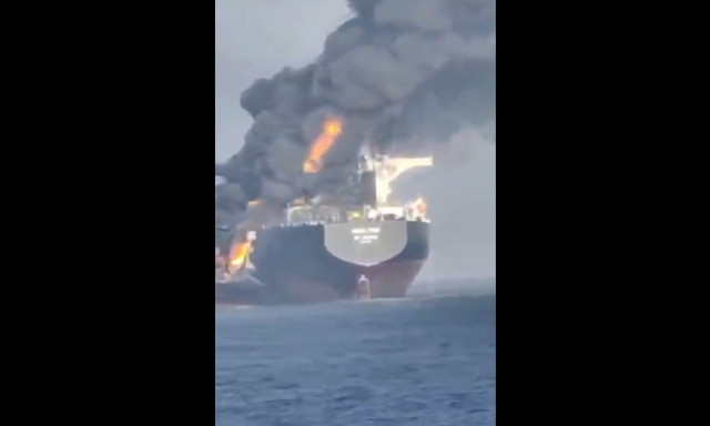 Κόλπος του Ομάν: Συνεχίζει να καίγεται το τάνκερ Adalynn - Η «τύφλωση» των GPS έφερε την σύγκρουση