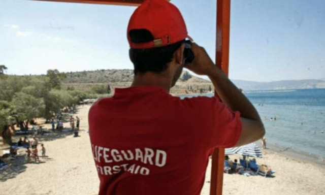 Παραλίγο τραγωδία σε παραλία της Κρήτης: Ναυαγοσώστης έσωσε 57χρονη τουρίστρια από πνιγμό