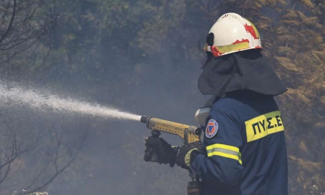 Υπό ελέγχο η φωτιά στην Πεντέλη