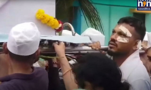 Air India: Ο μοναδικός επιζών της Air India μετέφερε το φέρετρο του αδελφού του