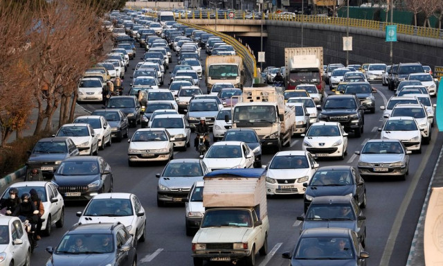 Πόλη - φάντασμα η Τεχεράνη: Παιδιά και άρρωστοι ηλικιωμένοι «κολλημένοι» στους αυτοκινητόδρομους