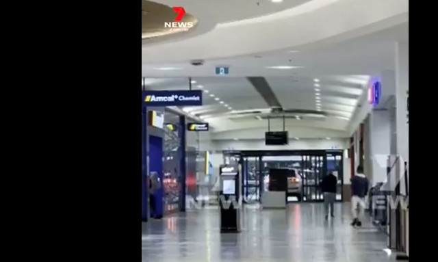 Αυστραλία: Αυτοκίνητο εισέβαλε σε εμπορικό κέντρο στη Μελβούρνη - Βίντεο
