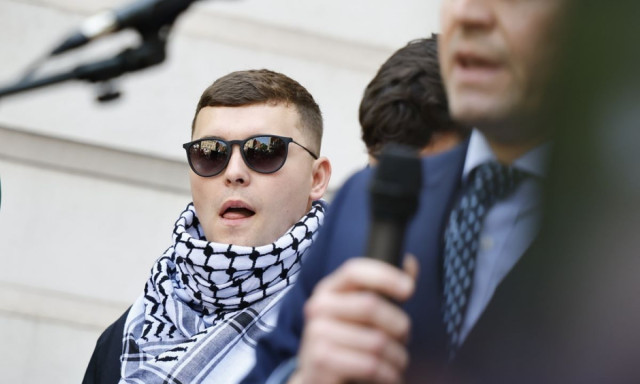 Kneecap: Ελεύθερο με εγγύηση το μέλος του ραπ τρίο λίγο πριν την εμφάνισή τους στο Rockwave