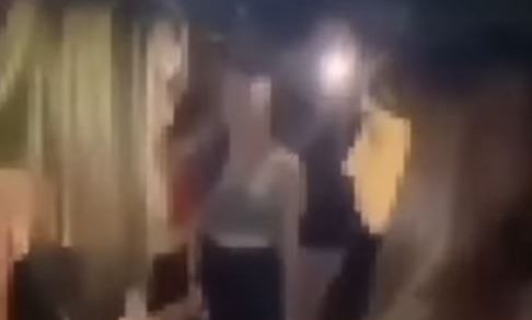 Τρομακτικό βίντεο με ανήλικη να χαστουκίζει συνομήλική της: «Στα γόνατα, πέσε στα γόνατα»