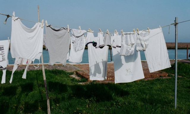 Μεγάλο λάθος: Ειδικοί εξηγούν γιατί δεν πρέπει να απλώνουμε τα ρούχα έξω όταν έχει ζέστη