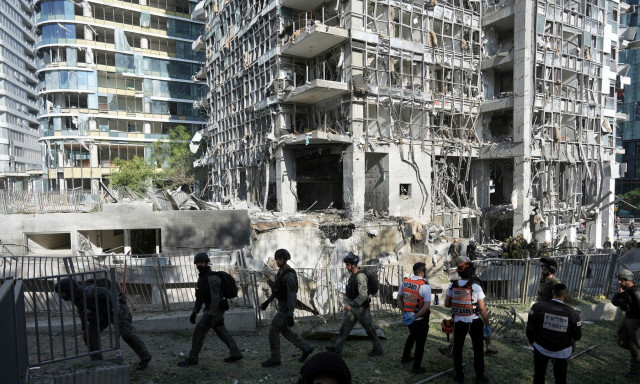 Ισραήλ: Η στιγμή που ιρανικός βαλλιστικός πύραυλος χτυπάει ουρανοξύστη με κατοικίες