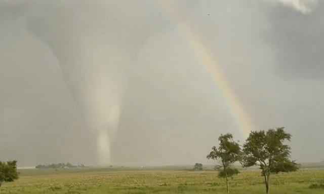 Σπάνιο θέαμα: Ανεμοστρόβιλος περνά μέσα από ουράνιο τόξο στη Νεμπράσκα