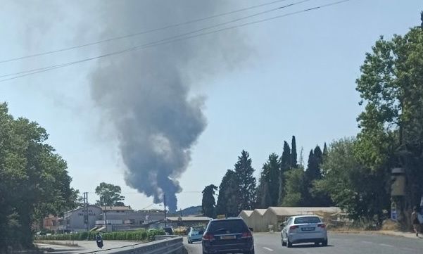 Κέρκυρα: Φωτιά στο Τεμπλόνι – Καίει στο παλιό εργοστάσιο