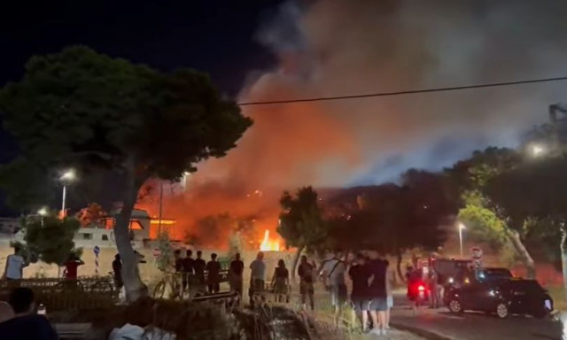 Φωτιά σε υπαίθριο χώρο με σκάφη στη Γλυφάδα