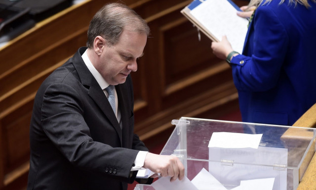 Προανακριτική: Εγκρίθηκε μετά από συνεδρίαση 18 ωρών η παραπομπή Καραμανλή για παράβαση καθήκοντος