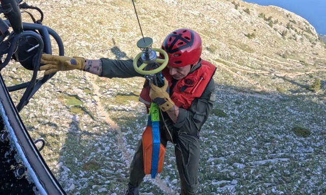 Περιπετειώδης διάσωση προσκυνητή από την κορυφή του Αγίου Όρου - Δείτε πλάνα από το ελικόπτερο
