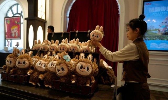 Ο «πυρετός» του Labubu: H μικροσκοπική κούκλα-ξωτικό made in China που κάνει ρεκόρ πωλήσεων