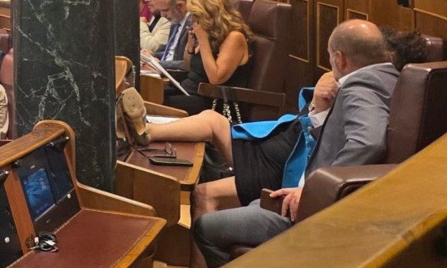 Ισπανία: Το... άραγμα γυναίκας βουλευτή μέσα στο κοινοβούλιο που έγινε viral