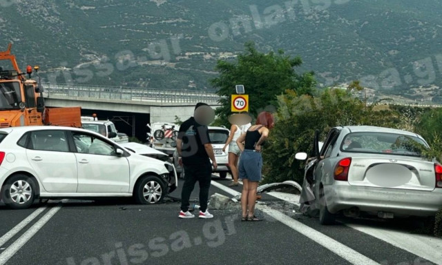 Τροχαίο ατύχημα στη Λάρισα με τρεις τραυματίες