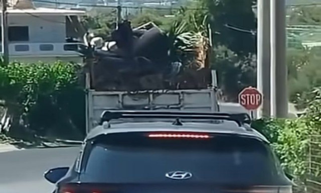 Τρόμος στην Κρήτη: Φορτηγό χωρίς μέτρα ασφαλείας σκορπούσε μπάζα στον δρόμο