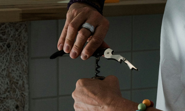 Πώς να ανοίξετε ένα μπουκάλι κρασί χωρίς τιρμπουσόν