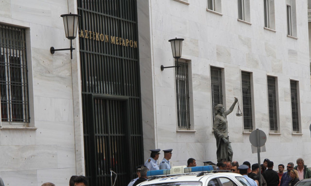 Τραγωδία στην Αμαλιάδα: Νεκρός άνδρας έξω από τα δικαστήρια - Κατέρρευσε ξαφνικά