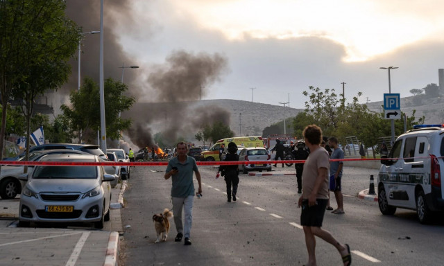 Ισραήλ: Κτίριο κατοικιών επλήγη από ιρανικό πύραυλο - Πυρκαγιές στη Μπερ Σεβά