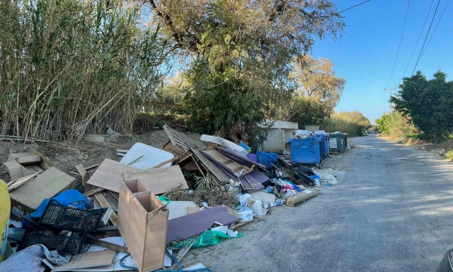 Κρήτη: Σκουπίδια και μπανιέρες στους δρόμους του Αδελιανού Κάμπου