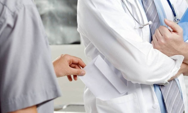 Λάρισα: Συνέλαβαν καρδιοχειρουργό να παίρνει επ’ αυτοφώρω φακελάκι 2.500 ευρώ