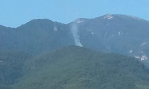 Φωτιά στον Όλυμπο – Επιχειρούν πεζοπόρα τμήματα και ελικόπτερο