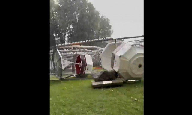 Ιταλία: Σφοδρή θύελλα έριξε ρόδα λούνα παρκ στην Λομβαρδία - Δείτε βίντεο