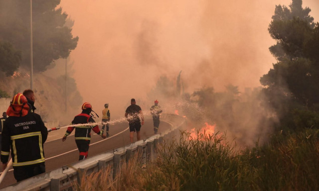 Κροατία: Μεγάλη δασική πυρκαγιά στις ακτές της Αδριατικής - Παραθεριστές τρέχουν πανικόβλητοι