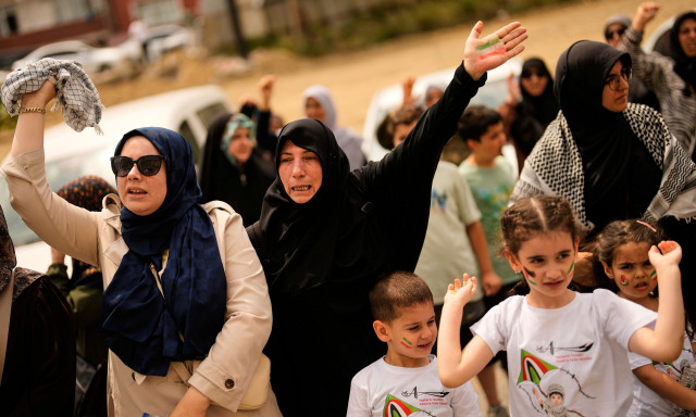 Μια γυναίκα καλεί τη μητέρα της στο Ιράν - Μια ανατριχιαστική ρομποτική φωνή απάντησε