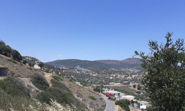 Φωτιά στην Κερατέα - Επιχειρούν εναέρια μέσα